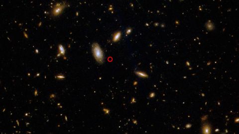 El Telescopio Espacial Hubble tomó esta imagen de la ubicación del estallido de rayos gamma, encerrada en un círculo rojo.