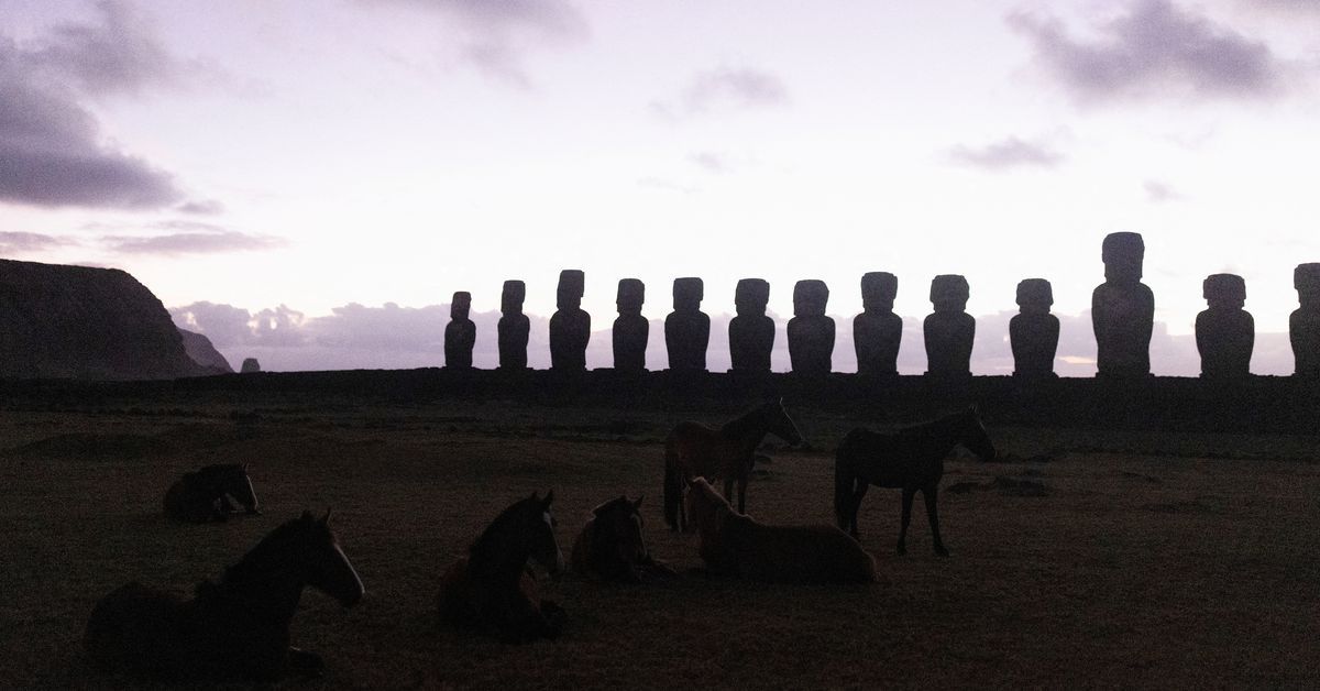 Científicos descubren una nueva estatua moai de Isla de Pascua en el lecho seco de un lago