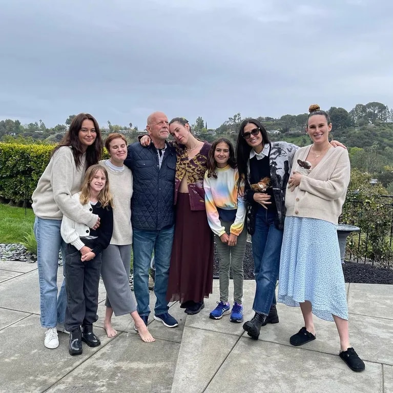La familia completa de Bruce Willis junto al actor. (Foto: Instagram/demimoore)
