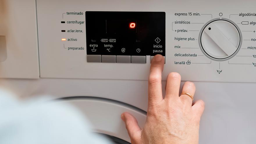 Poner la lavadora a 30 grados: el movimiento de rosca que borra todas las manchas (hasta las de lejía)